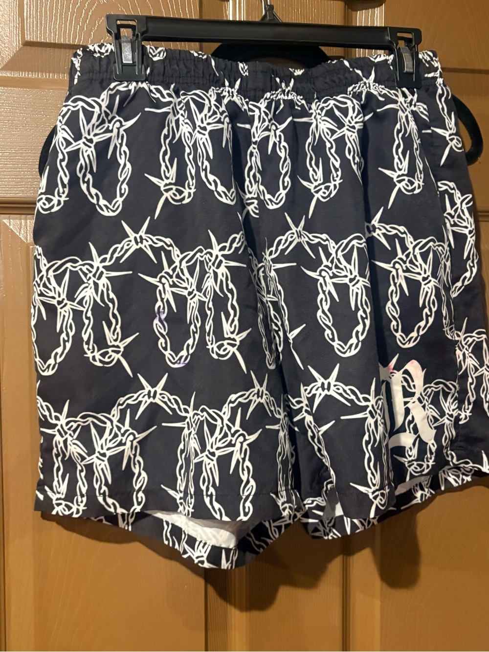 ROMWE Black Athletic Shorts with White Barbed Wire Print